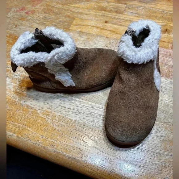 UGG Kids Suede Brown Toddler Size 8 Sheepskin Mallya Boots Great Used Condition - Picture 1 of 8